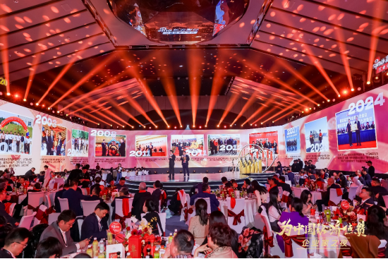 陈景河现场落泪，卢迈呼吁关注农村养育，韩璧丞展示仿生手抓哑铃……上百位企业家共话中国经济新动能