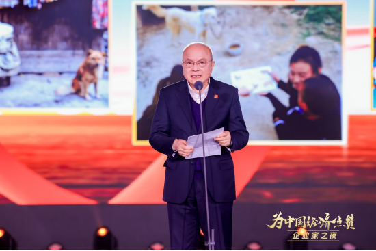 陈景河现场落泪，卢迈呼吁关注农村养育，韩璧丞展示仿生手抓哑铃……上百位企业家共话中国经济新动能