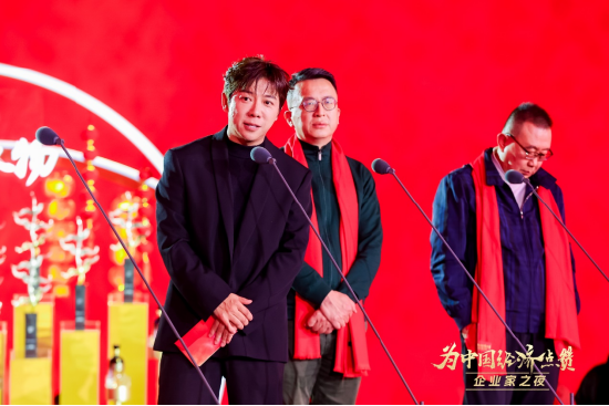 陈景河现场落泪，卢迈呼吁关注农村养育，韩璧丞展示仿生手抓哑铃……上百位企业家共话中国经济新动能