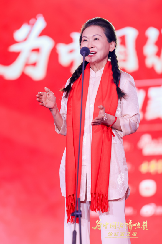 陈景河现场落泪，卢迈呼吁关注农村养育，韩璧丞展示仿生手抓哑铃……上百位企业家共话中国经济新动能