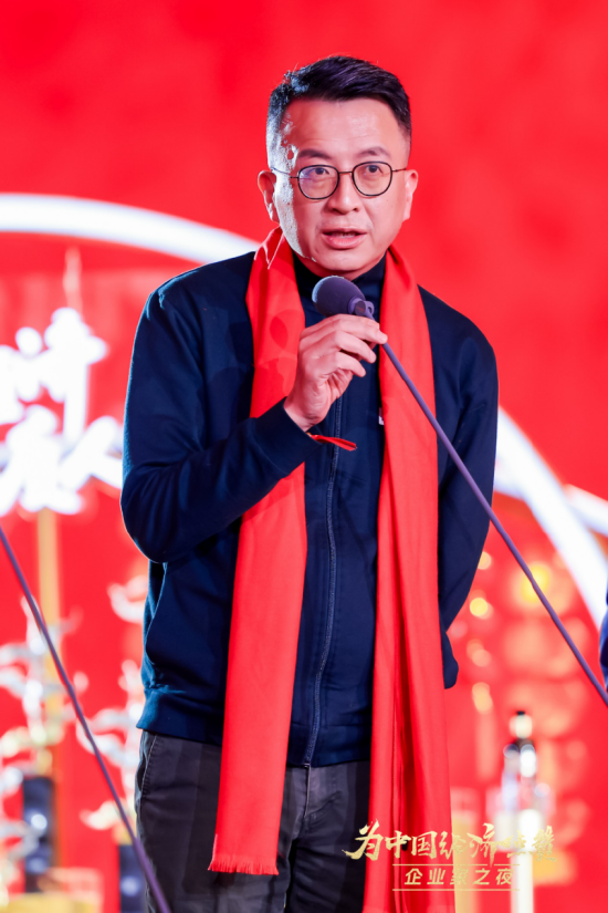 陈景河现场落泪，卢迈呼吁关注农村养育，韩璧丞展示仿生手抓哑铃……上百位企业家共话中国经济新动能