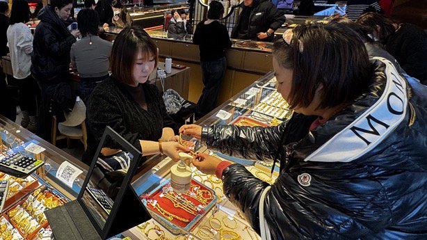 中国奢侈品市场现回暖迹象,年轻人称“还是不如买黄金”