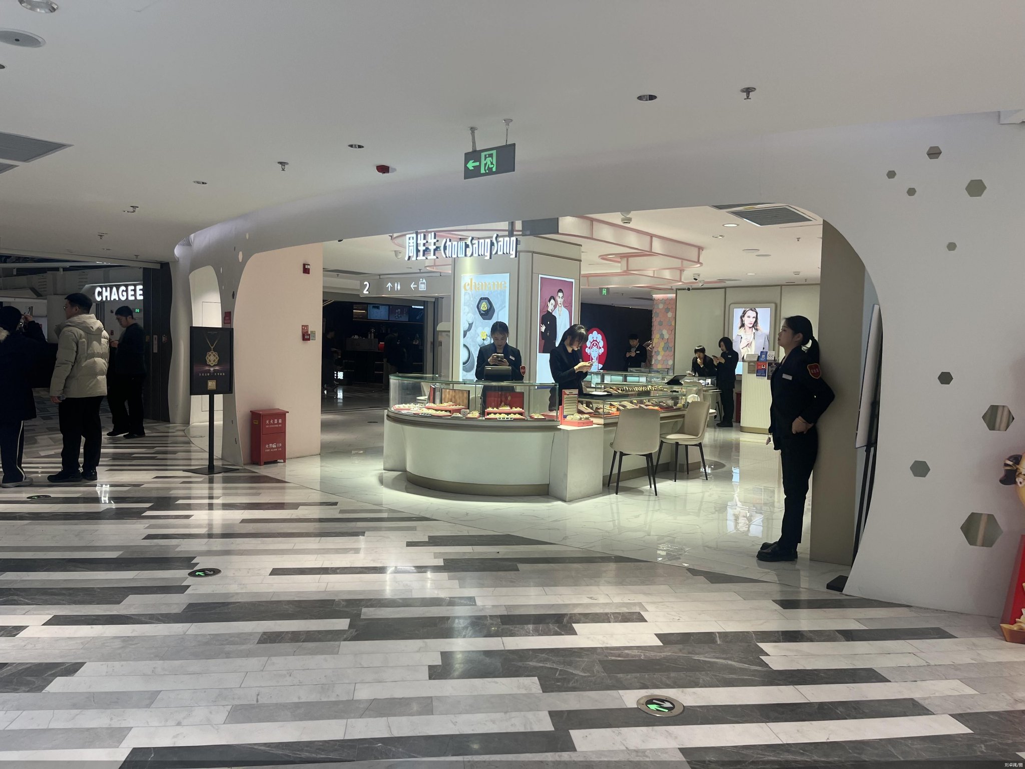 金价巨震之下：从日销21万元到3000元 门店“两极分化”