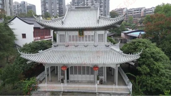 以2.5吨白银建造的湖南永兴银楼被拍卖,其中1.75吨纯银折算1204.7万元,每克仅6.88元白菜价,委托方回应