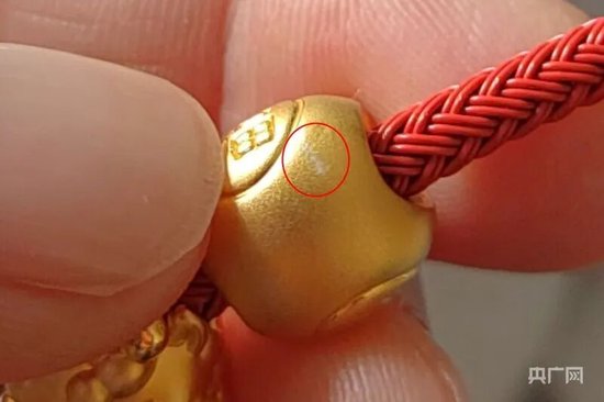 消费者称周生生足金挂坠被检测出含铁银钯,公司回应,监管部门介入