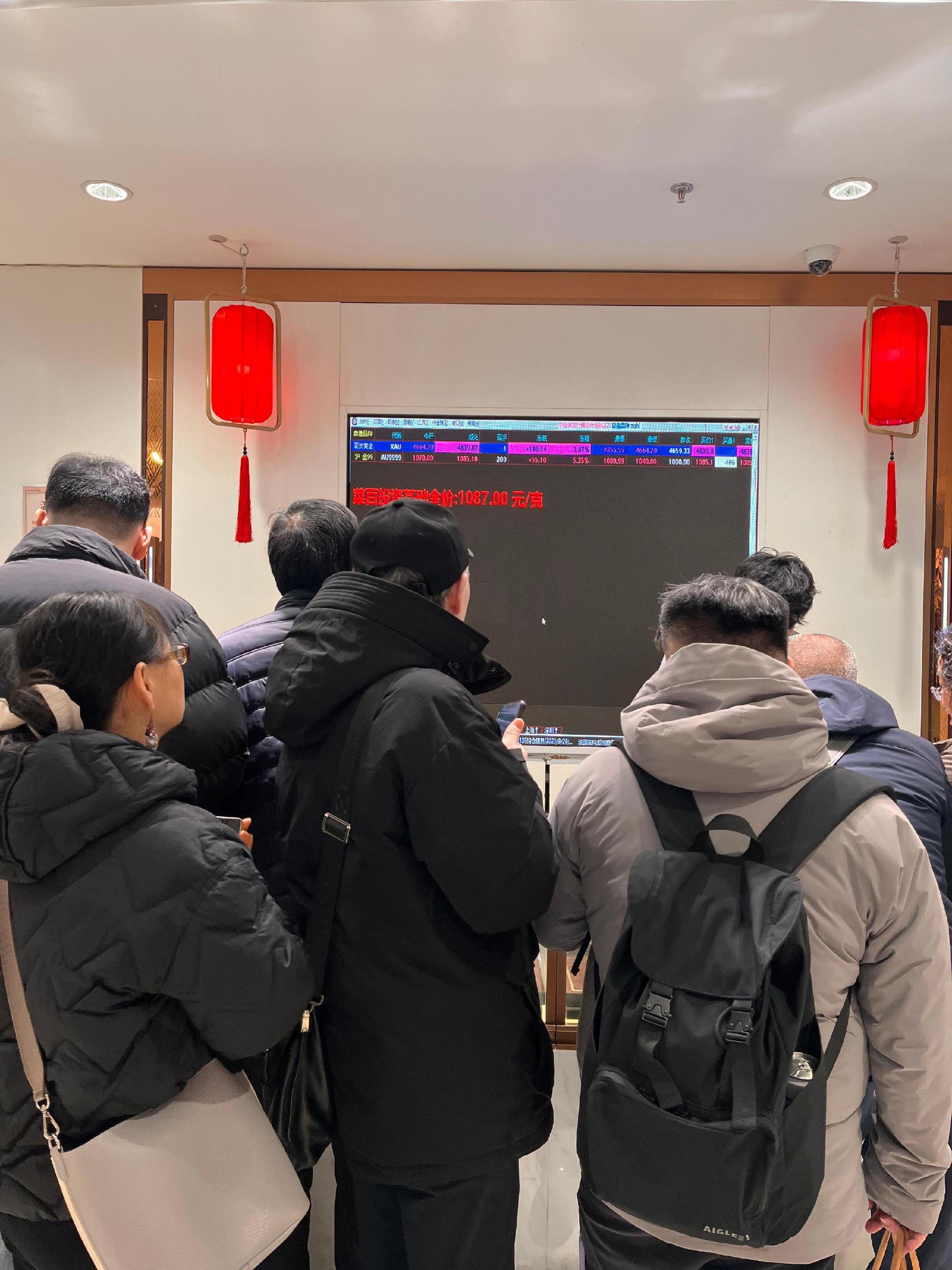 现场直击菜百黄金热:“我就要10克,有没有!”“排俩小时,卖不卖?”