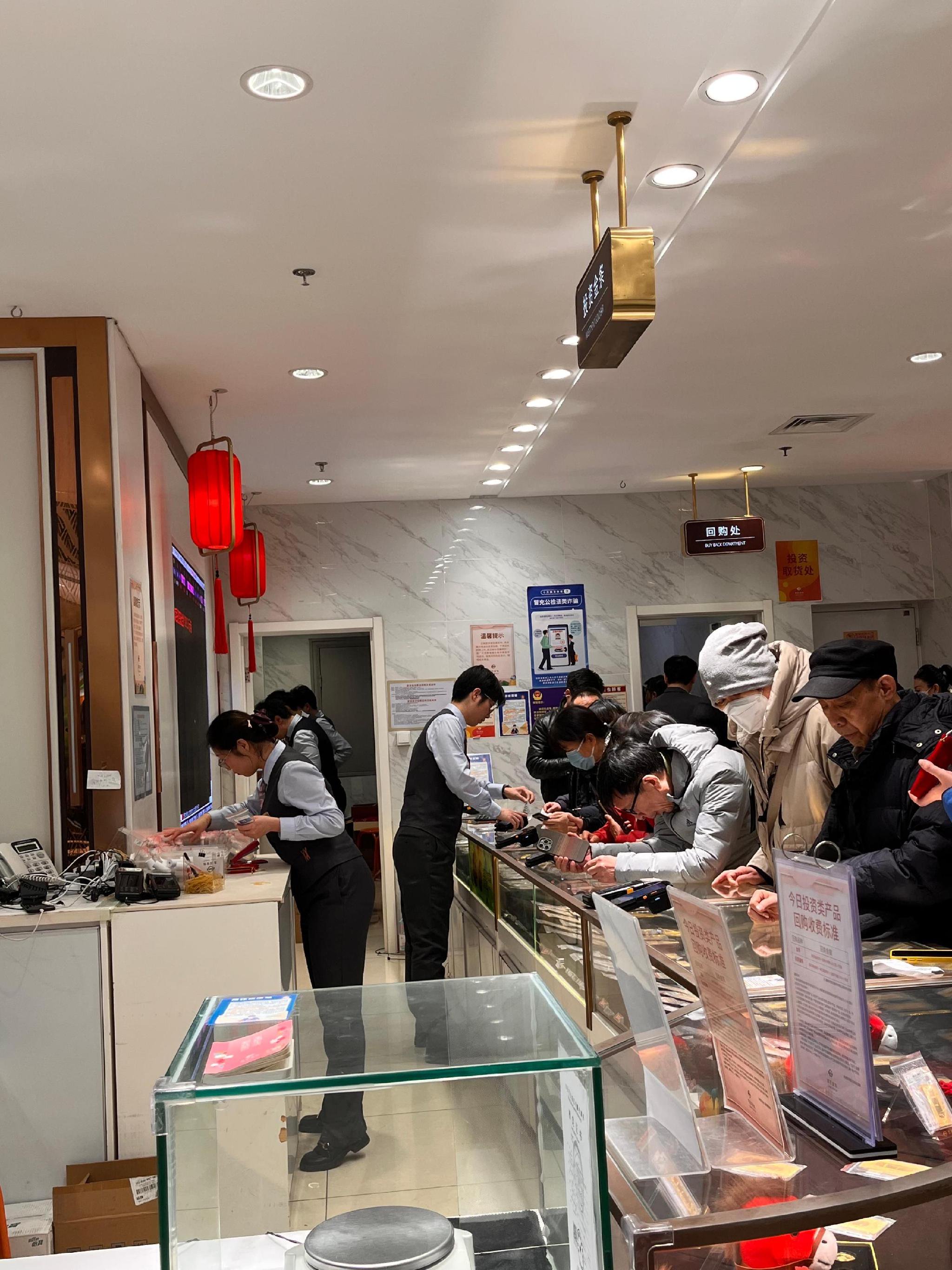 现场直击菜百黄金热:“我就要10克,有没有!”“排俩小时,卖不卖?”