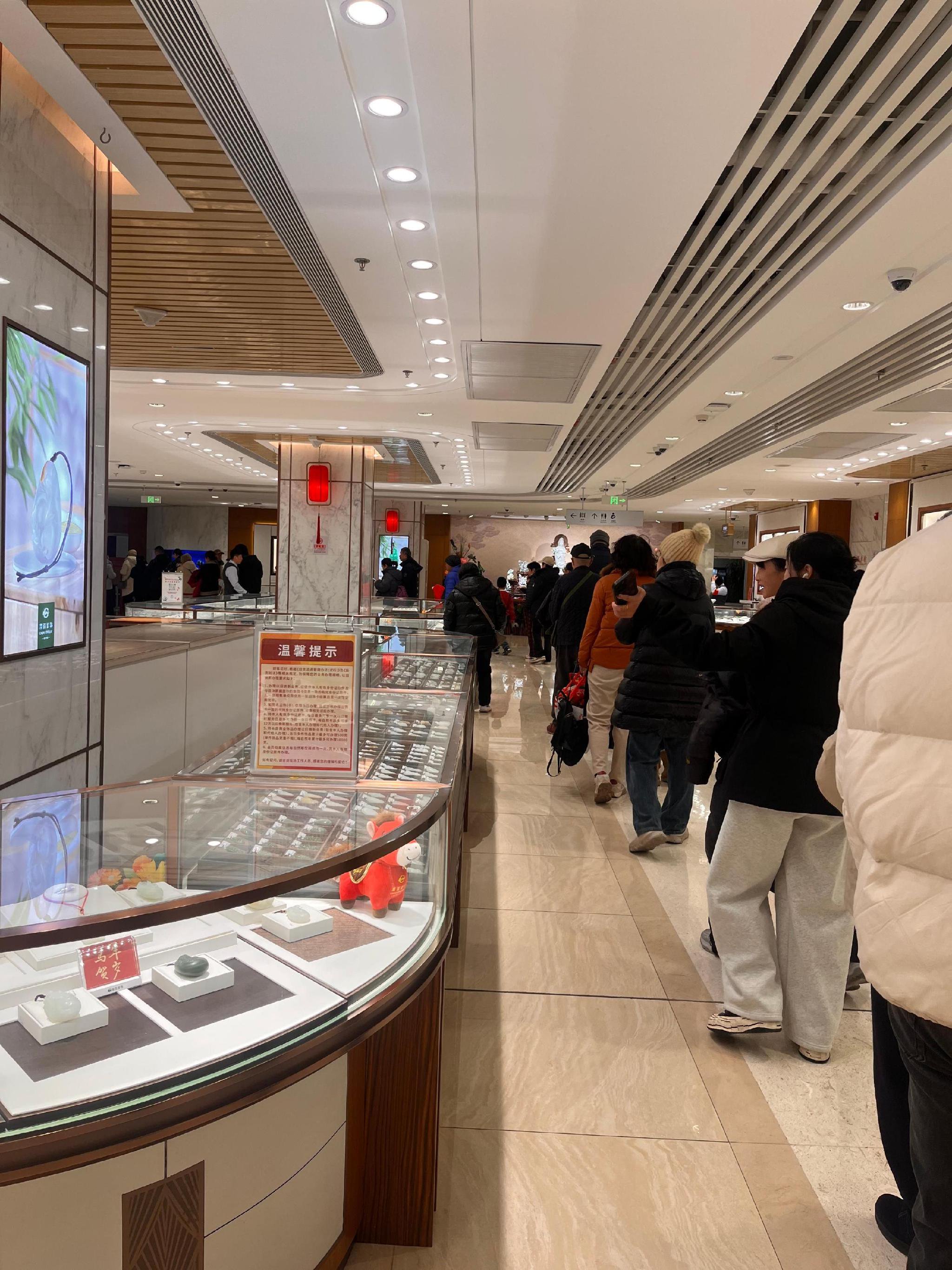 现场直击菜百黄金热:“我就要10克,有没有!”“排俩小时,卖不卖?”