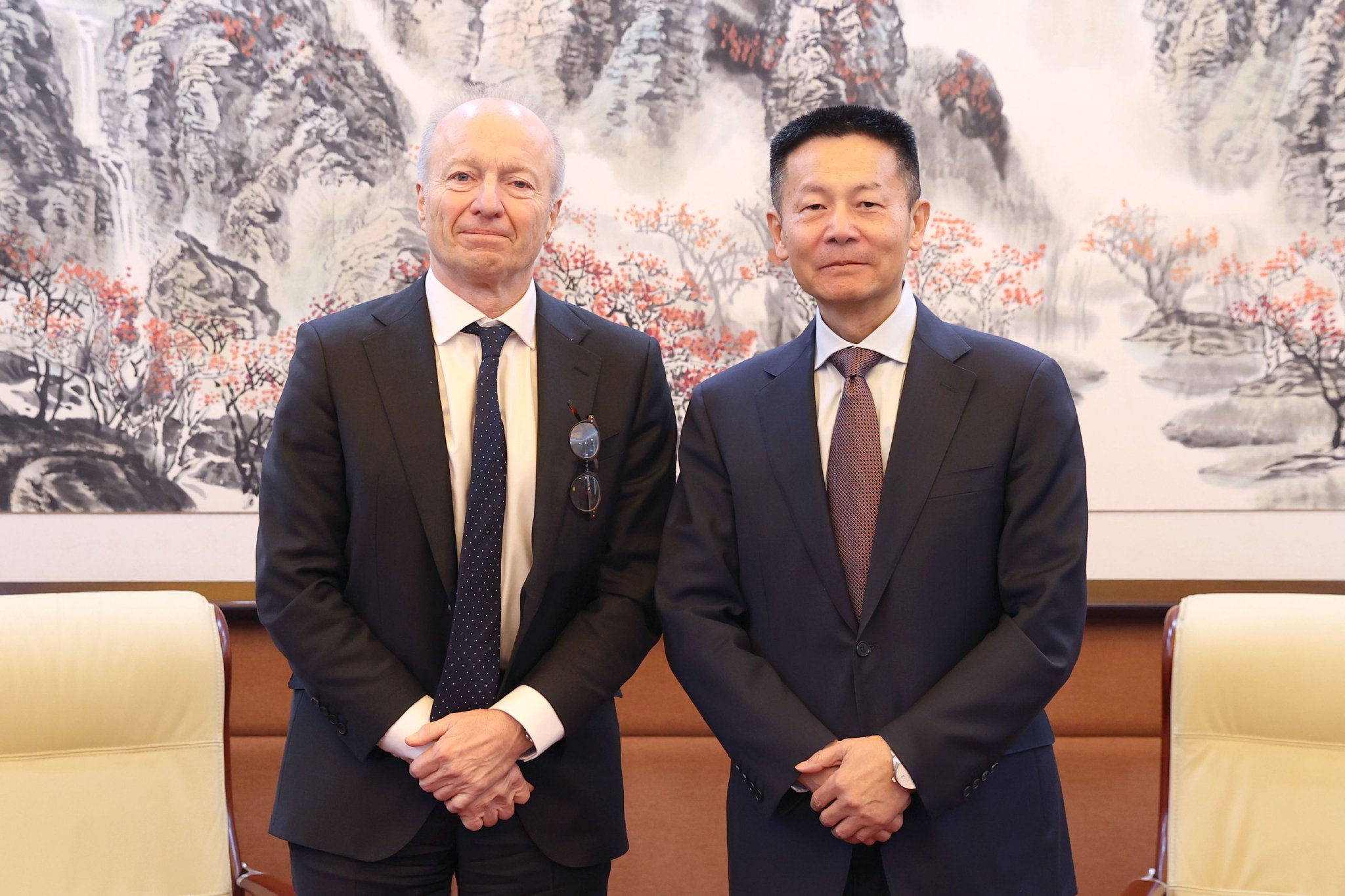 证监会主席吴清会见英国金融行为监管局主席欧达礼