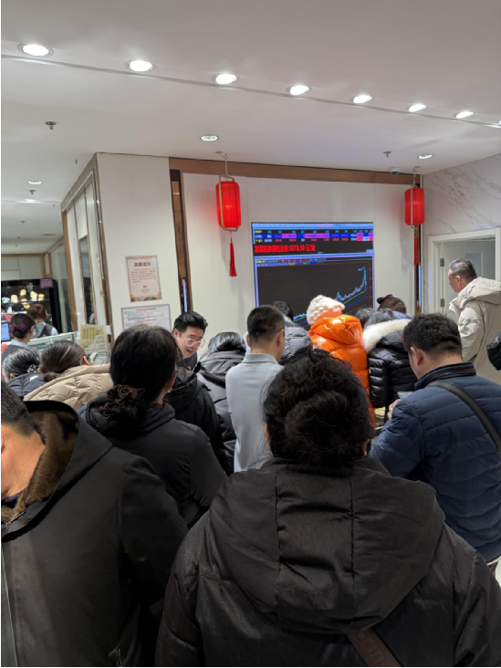 记者实探！挤爆了！柜台被围得水泄不通，黄金买卖两头热
