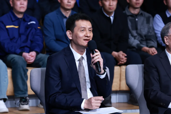 AI大模型，开始炼钢了？！这场对话，信息量很大→