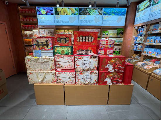 1672克“坚果礼盒”只有16%坚果！良品铺子被曝礼盒“掺水”，门店两年关闭上千家