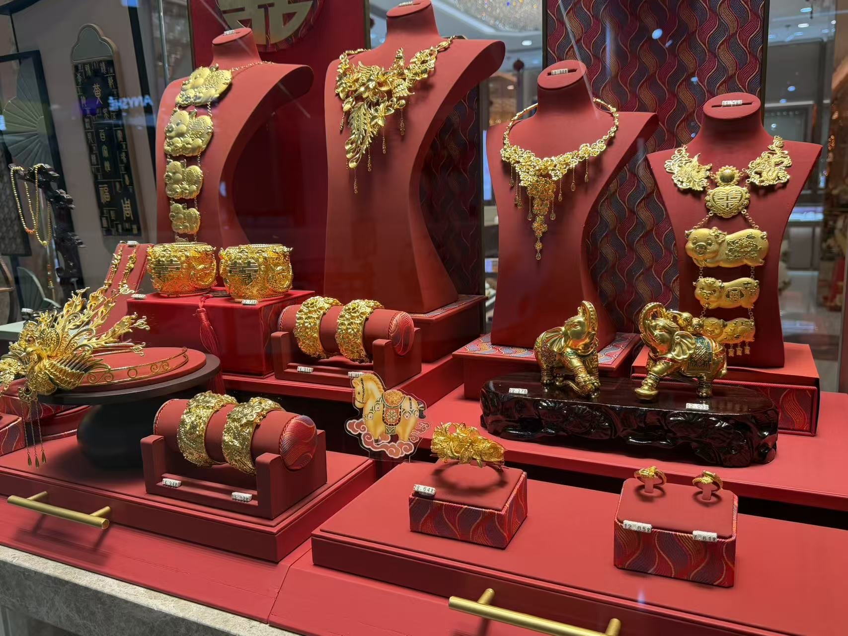 春节黄金热:年轻人“无痛攒金”成理财新潮,有宝妈炒金浮亏6万多元