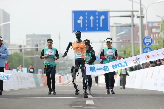 刚融资超7亿元，这家“卖铲子”的公司想成为“华为鸿蒙”