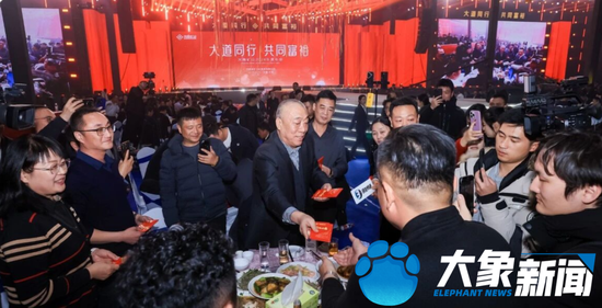 “最爱发钱老板”崔培军:今年年终奖超1.8亿元!年会现场将发6000万元现金,屠洪刚等歌手登台献唱