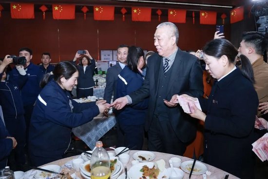 “最爱发钱老板”崔培军:今年年终奖超1.8亿元!年会现场将发6000万元现金,屠洪刚等歌手登台献唱