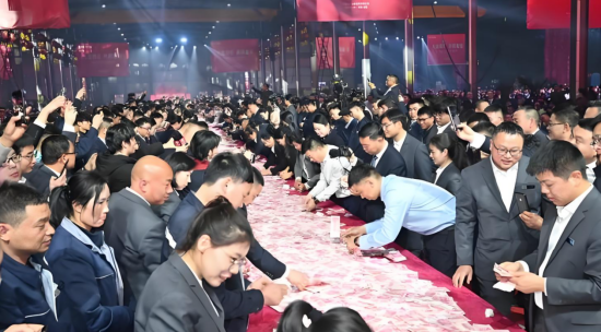 现场发6000万元现金!今年10家“凡尔赛”年会:送房送车送金,谁最豪?