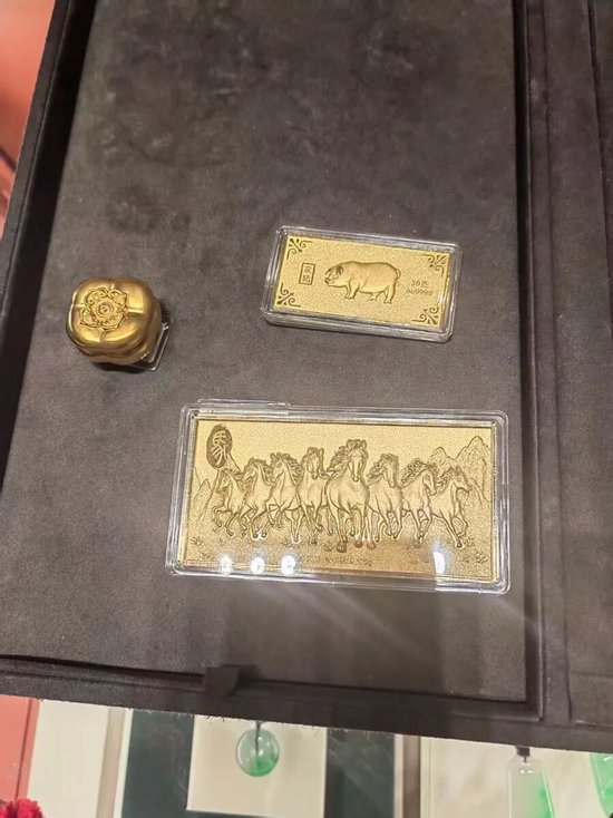 年轻人花上万元打造黄金美甲:轻量化、IP化、场景化产品需求爆发,小克重金饰占比显著提升