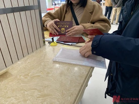 楼市回暖!上海二手房交易中心乌泱泱挤满人,单日成交可达上千套!中介:近期房东反而不着急了,买房人着急