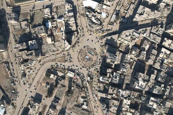 美军宣布：发动一系列报复性空袭