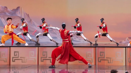 现在谁还在笑？中国人形机器人一年内：从全网群嘲的摔倒，变身功夫空翻