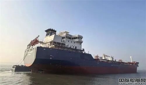 武昌造船18500DWT油化船5号船离厂试航