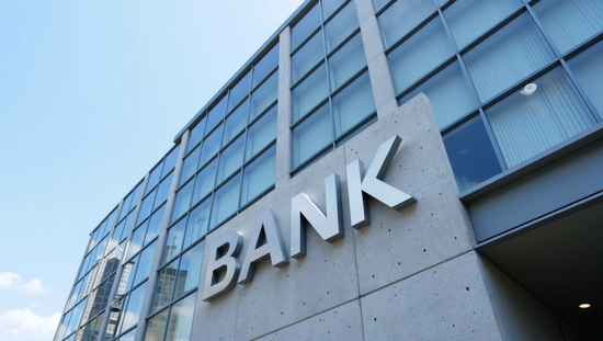 12家上市银行2025年“成绩单”亮相：青岛银行净利润增长最快，杭州银行资产质量最强