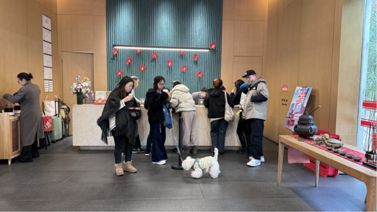 当年轻人主导春节，反向过年带飞酒店业