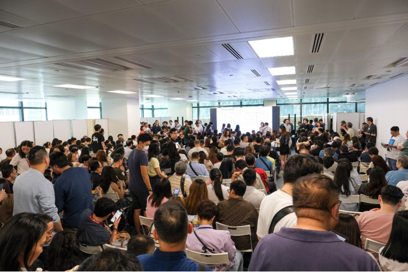 新世界发展半年销售138亿、减债17亿，黄少媚称公司业务向好，保持稳中求进