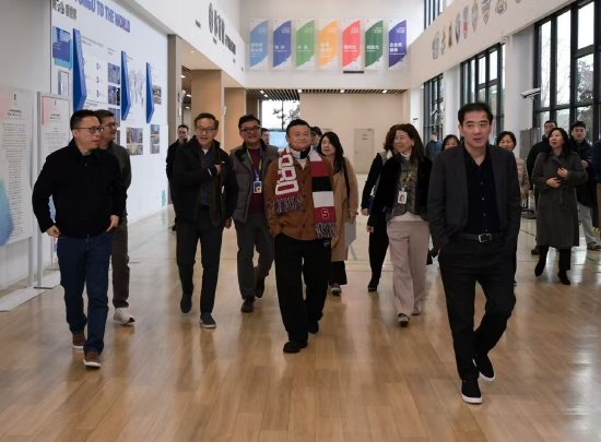 马云现身杭州云谷学校交流AI，蔡崇信、吴泳铭等阿里核心管理层罕见聚齐
