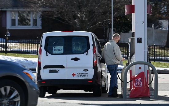 导弹砸向中东,“账单”寄给世界!