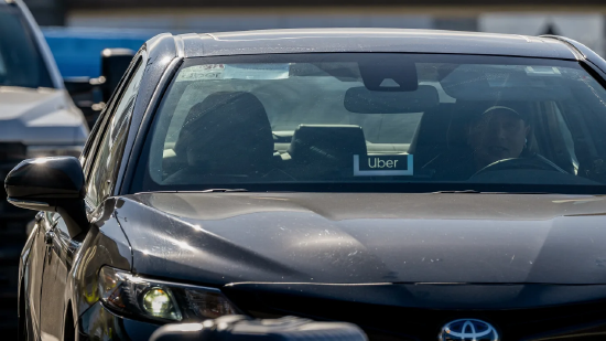 美国汽油价创21个月新高,零工群体在加油站感受切肤之痛