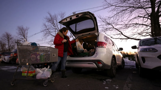 美国汽油价创21个月新高,零工群体在加油站感受切肤之痛