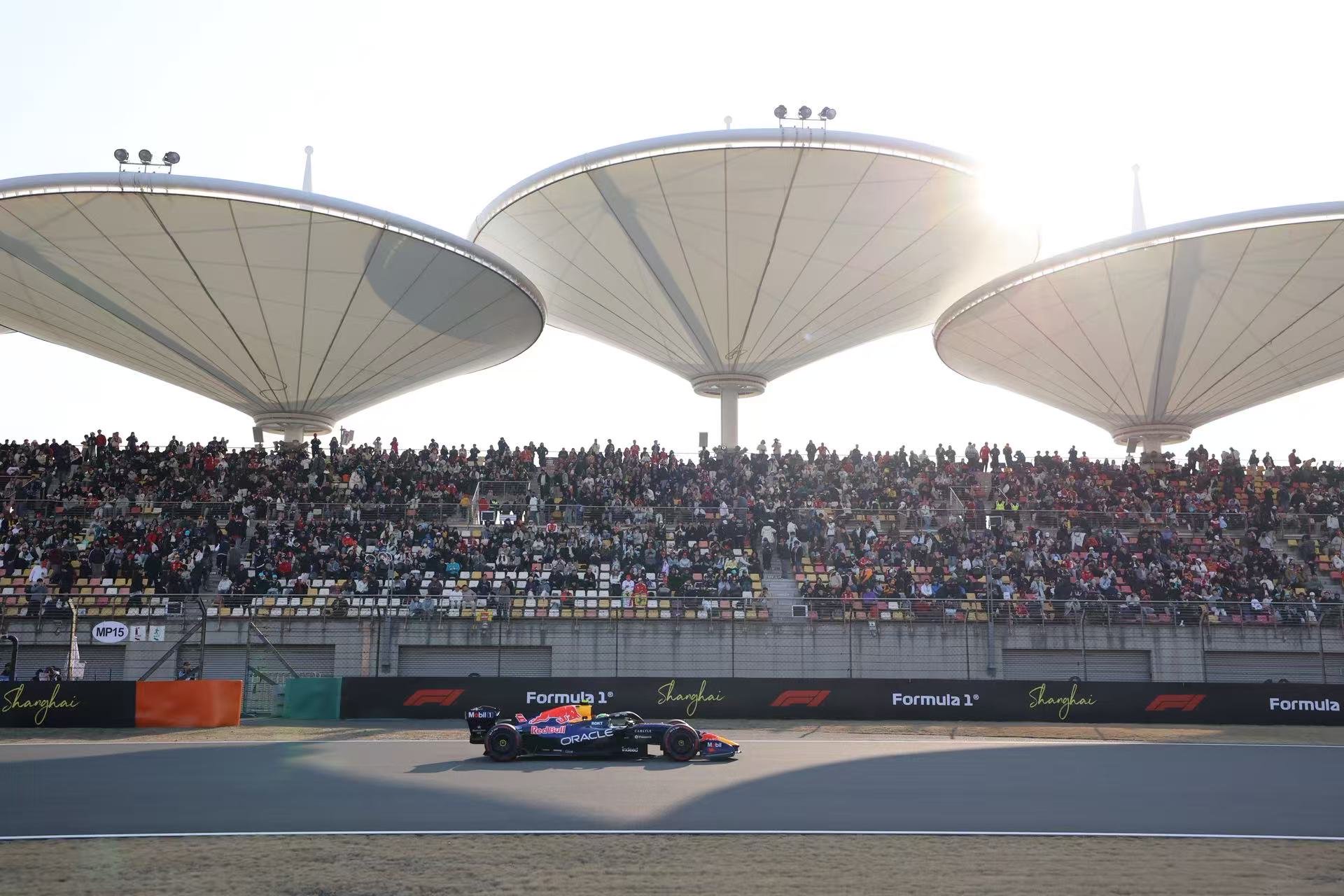 现场直击｜3天23万人次观众涌入上赛场，F1引爆上海文商旅体展消费