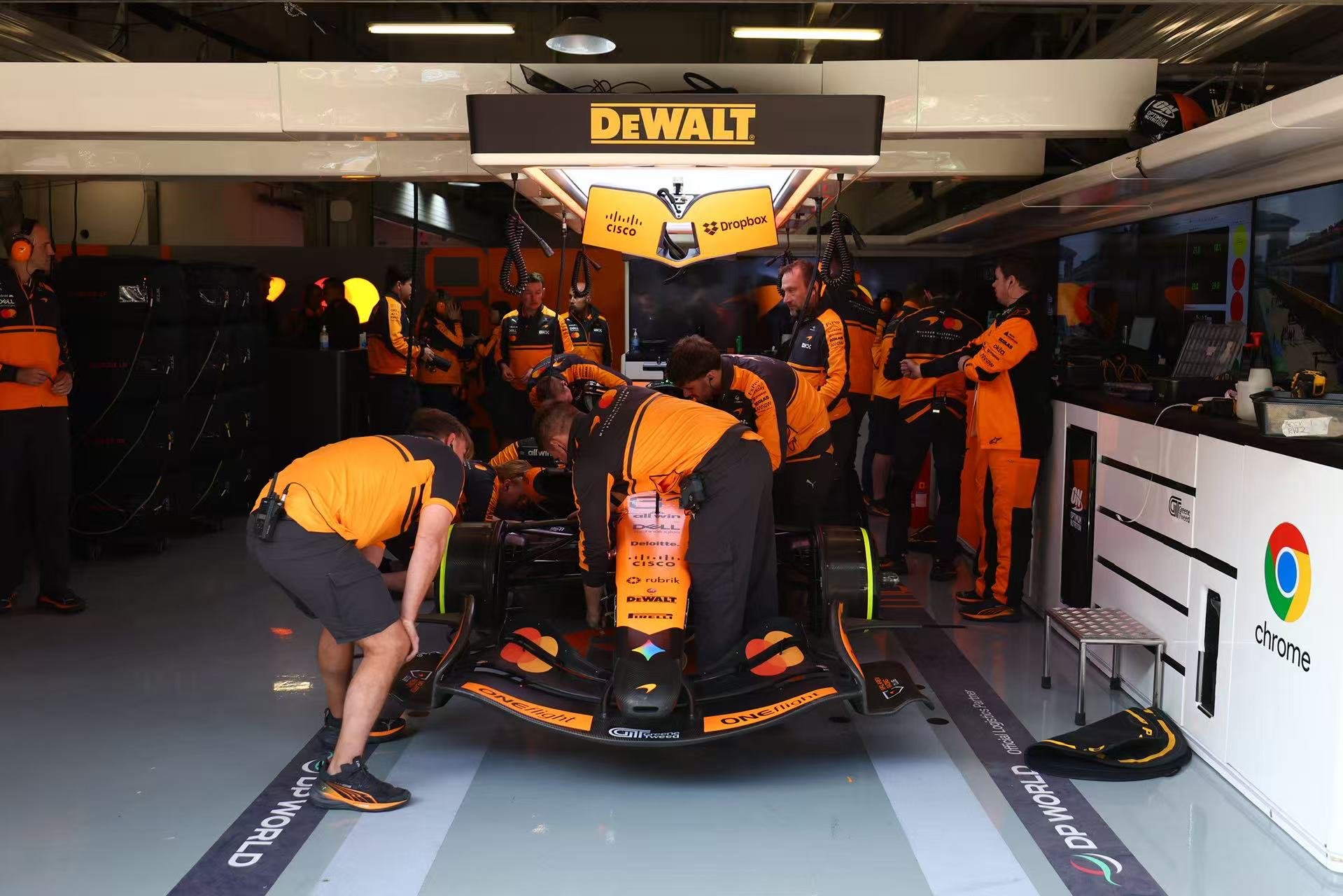 现场直击｜3天23万人次观众涌入上赛场，F1引爆上海文商旅体展消费