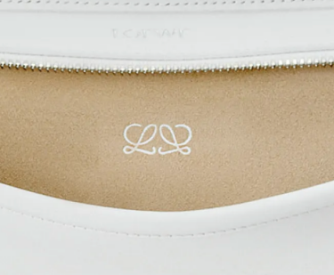 LOEWE 4万新包被群嘲“像没拉拉链”！网友：设计无审美？官方：这是慵懒风！