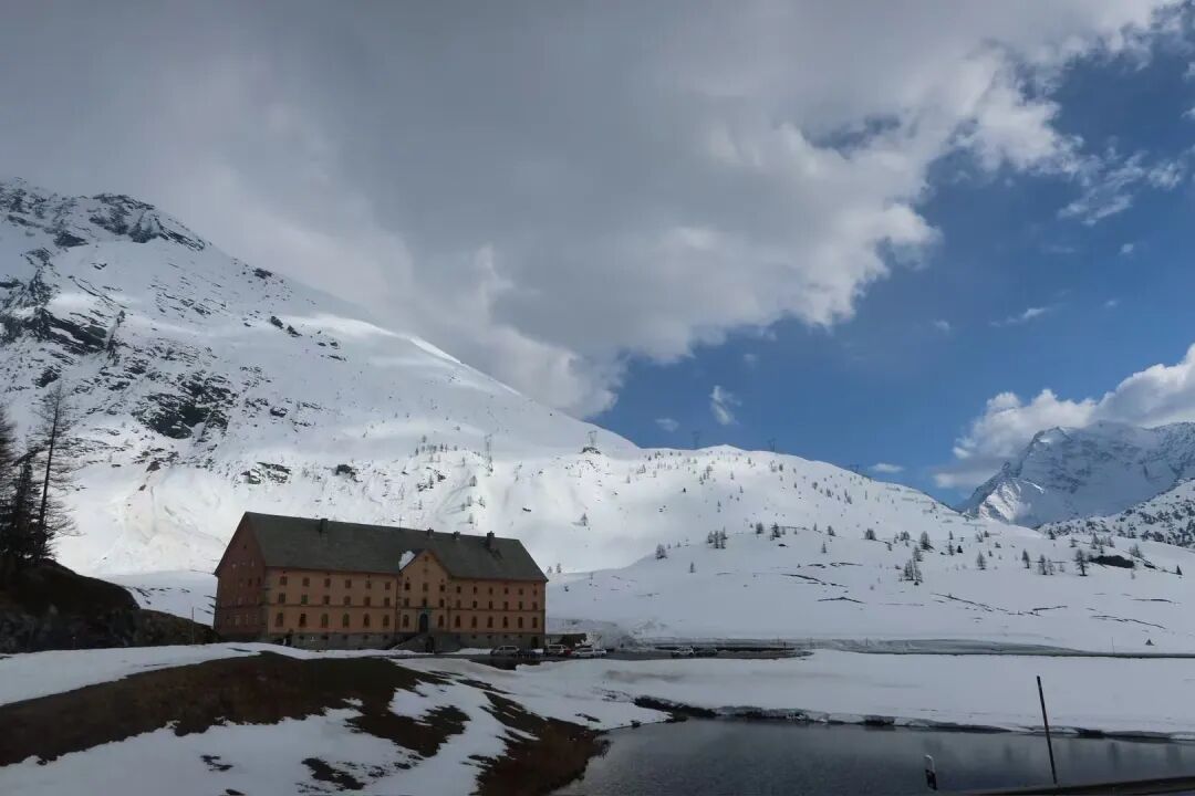 大批富豪撤离!迪拜楼市崩盘,香港意外回春