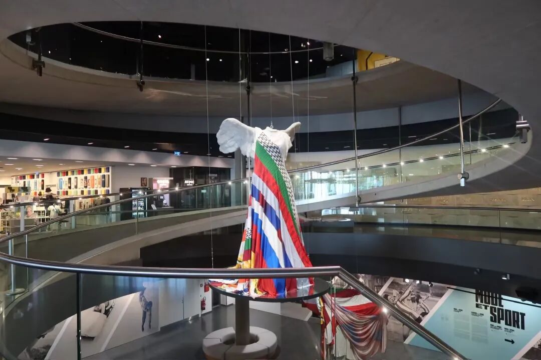 大批富豪撤离!迪拜楼市崩盘,香港意外回春