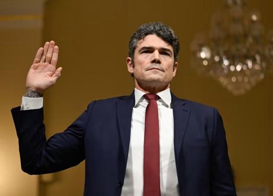 美高官刚因反对伊朗战争辞职，就被曝遭FBI调查