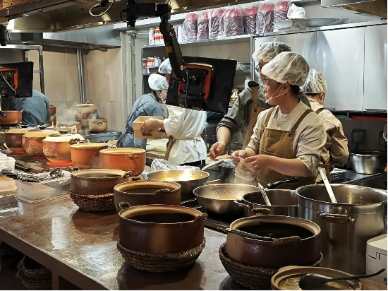 排队1小时、多菜品售罄!贾国龙下场卖焖面:人均五六十元,店员称“不想关联西贝”