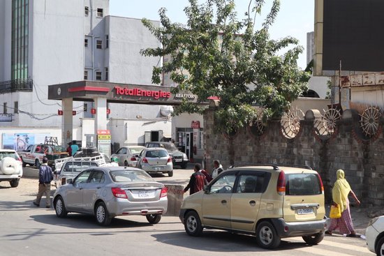 美媒：伊朗战事持续或致油价升至180美元