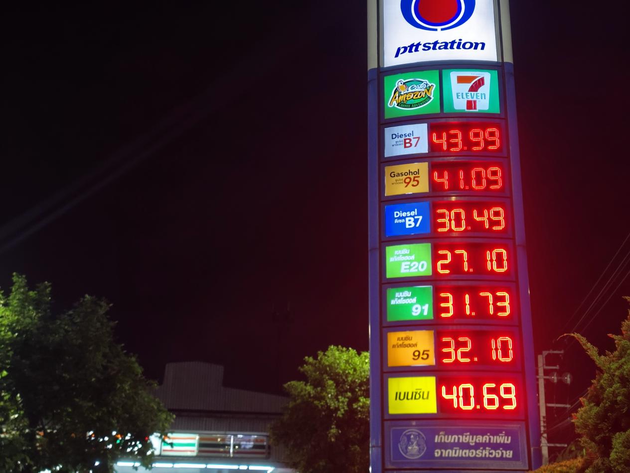 有钱加不到油,普吉岛游船停摆:中东战火燃烧,东南亚被超百美元油价逼到墙角