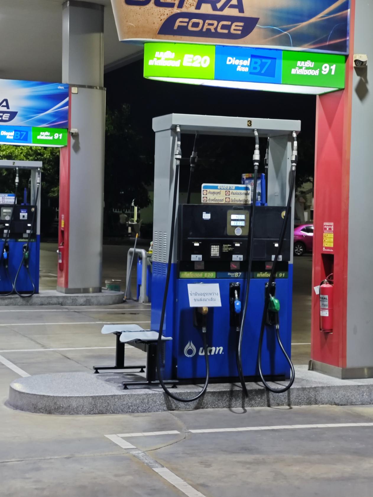 有钱加不到油,普吉岛游船停摆:中东战火燃烧,东南亚被超百美元油价逼到墙角