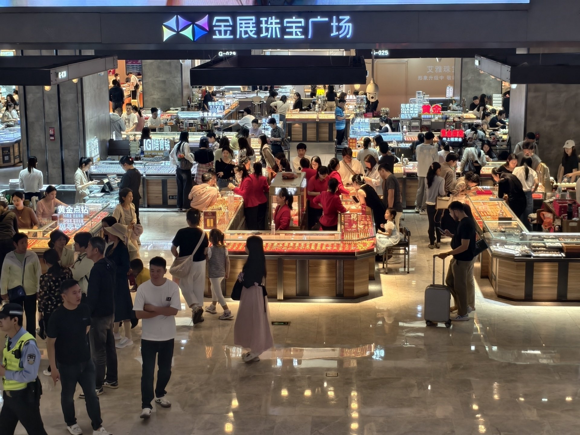 现货黄金抹平年内涨幅!实探深圳水贝:金价下跌反而让饰品柜台人气回暖,有投资者趁机抄底