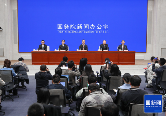 福建省委常委、常务副省长王永礼,福州市委副书记、市长吴贤德,在北京答记者问