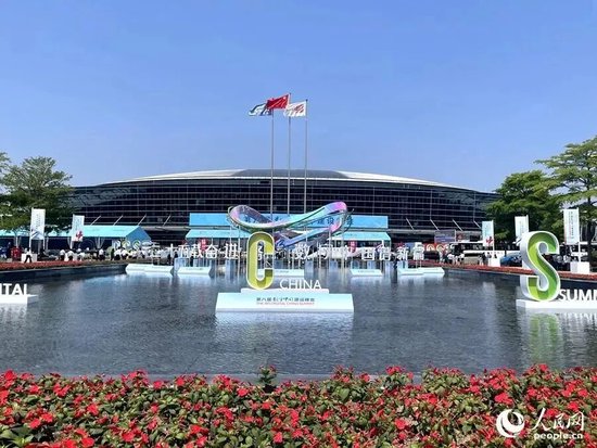 福建省委常委、常务副省长王永礼,福州市委副书记、市长吴贤德,在北京答记者问