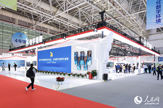 福建省委常委、常务副省长王永礼,福州市委副书记、市长吴贤德,在北京答记者问