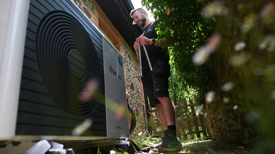 英国应对能源冲击,要求所有新建住宅安装太阳能板与热泵