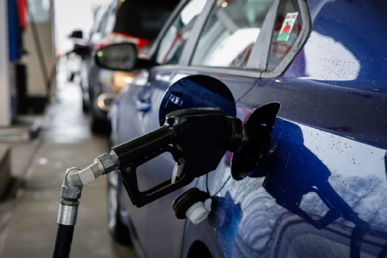 油价飙升、股市下挫，就连美国富人也对经济感到悲观