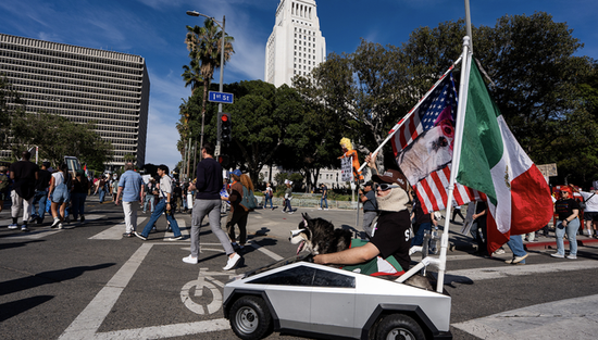 反对对伊朗动武,千人“包围”洛杉矶政府机构大楼